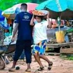 Bride Hawks Tomatoes Whiles Groom Pushes Wheelbarrow In These Funny Pre-Wedding Photos