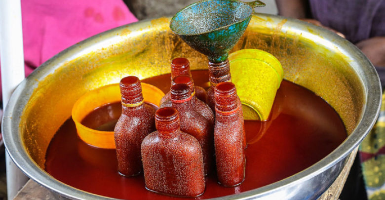 Wicked market woman caught mixing human blood with palm oil