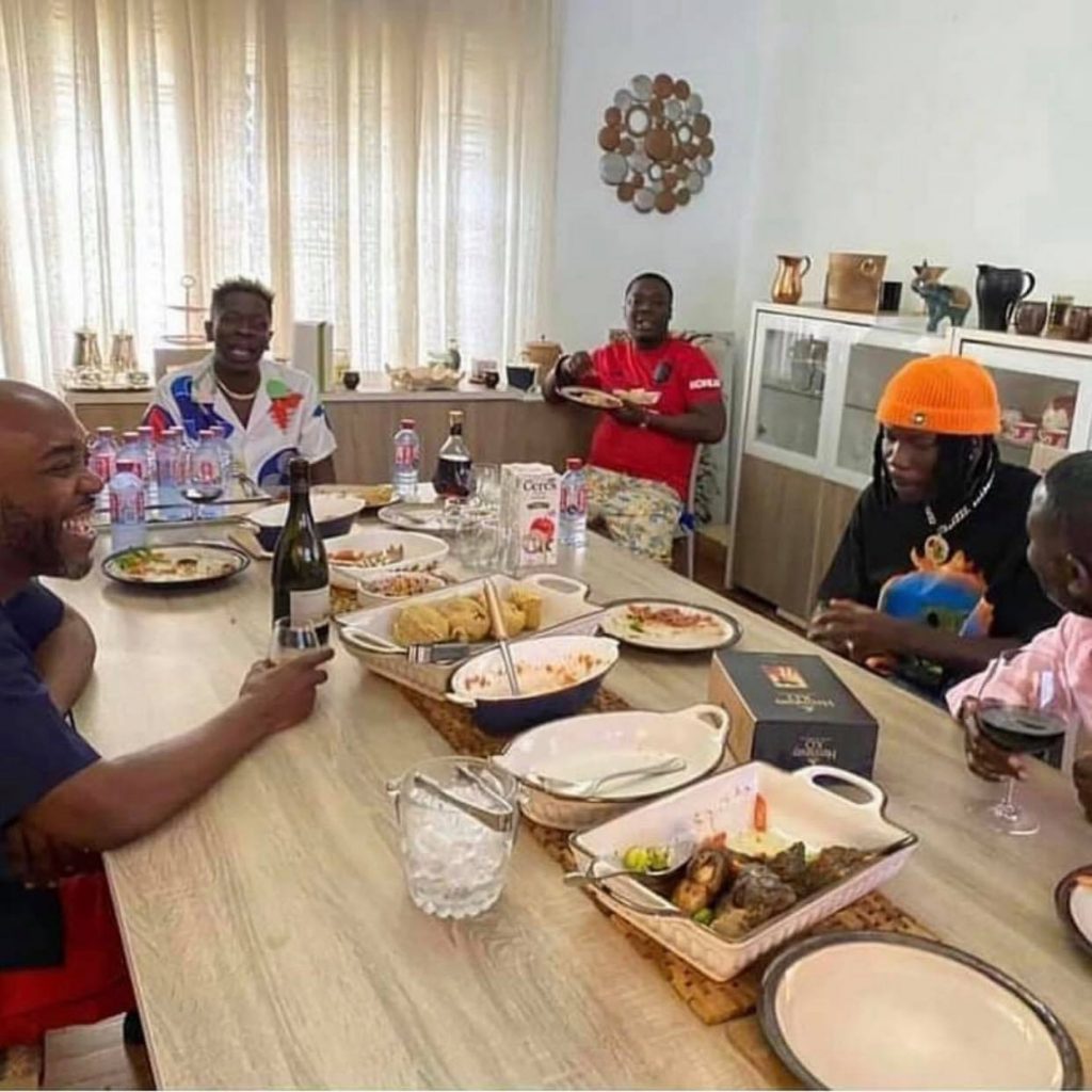 Stonebwoy and Shatta Wale dine together after Asaase Radio's soundclash