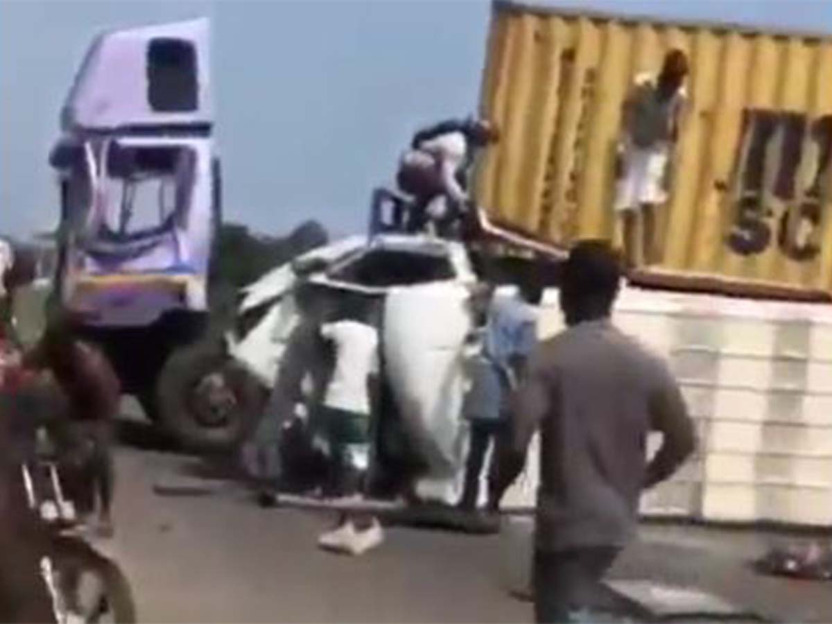 Gory accident on Accra to Tema beach road
