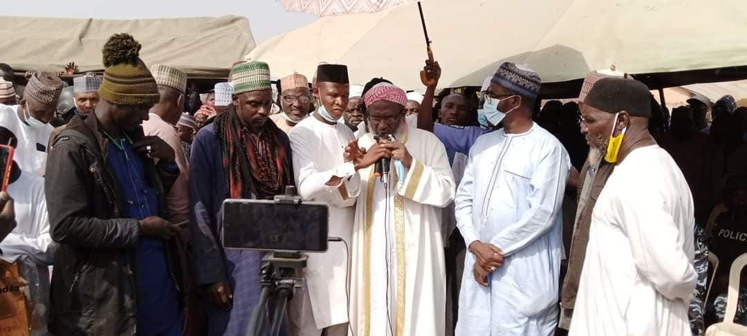 Photos: 600 bandits and their commanders terrorizing Kaduna agree to surrender arms after meeting with Islamic scholar Sheikh Gumi in the forest