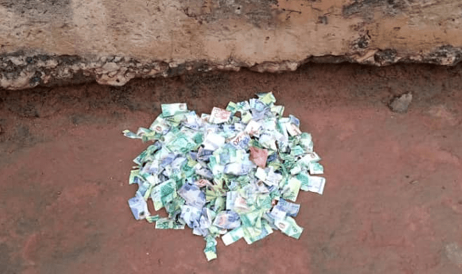 Good Samaritan Returns Huge Sum Of Money He Found Behind His Room To The Police